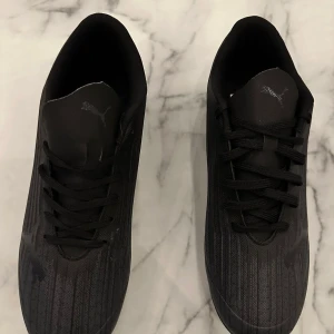 Puma fottbolls skor - Dessa puma skorna har jag aldrig använt eftersom beställde dem i en storlek för liten. Kostar 900kr men säljer för 580kr hade kunnat gå ner lite i pris om du kontaktar.