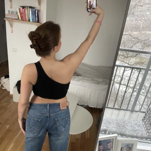 Croppad one-shoulder - .