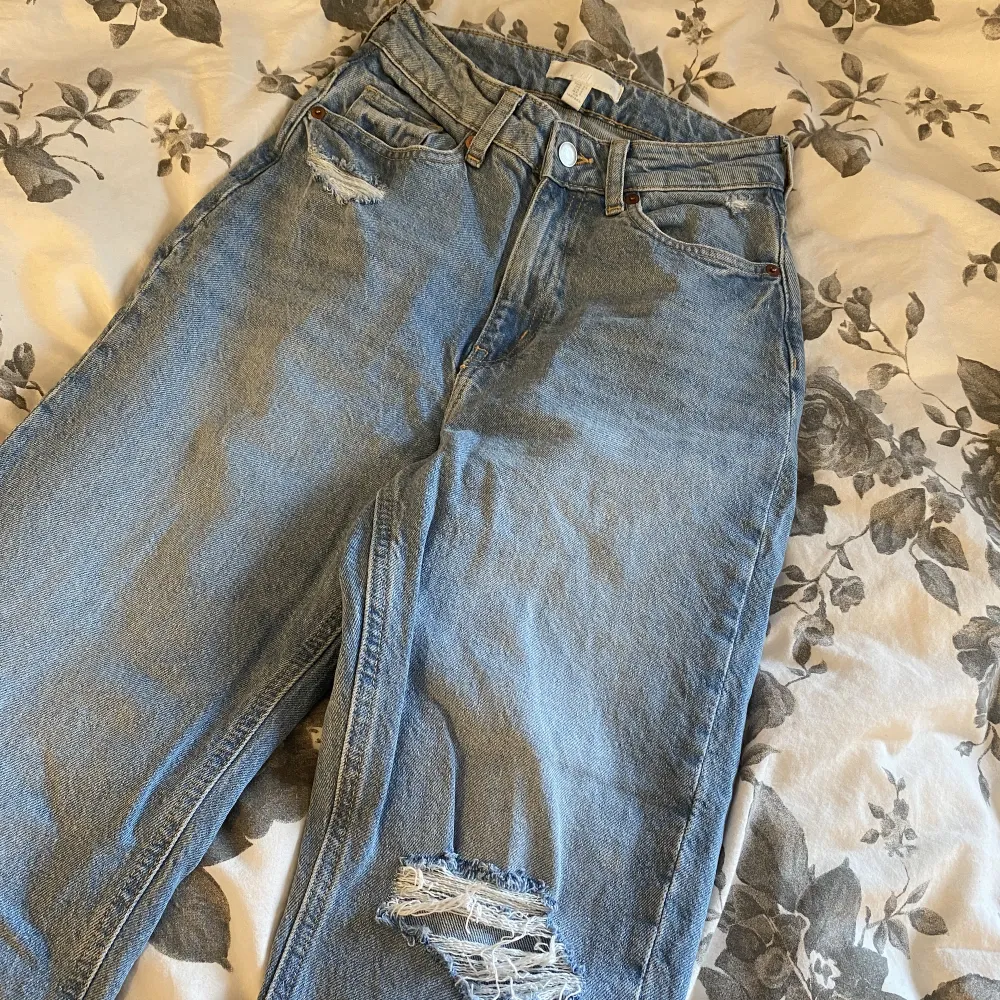 Mom jeans med slitningar från H&M. Använda fåtal gånger, tvättad en gång. Stretchiga🩷. Jeans & Byxor.