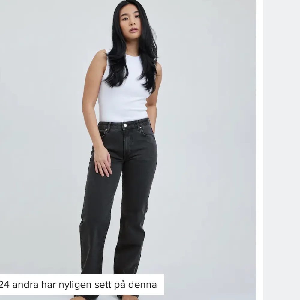 Mörkgråa/svarta jeans från Gina. Mid/lågmidjade och jätte bra längd på dem!! . Jeans & Byxor.