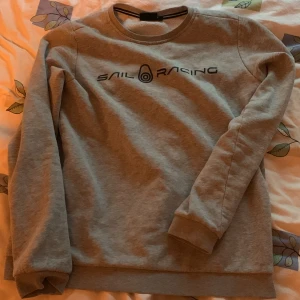 Sail racing sweatshirt - Storlek 170. Bra skicka bara ett jätte litet hål som man inte ens ser