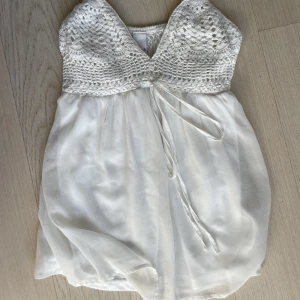 Vitt linne  - Superfint vitt linne i fint skick med brodering, perfekt till sommaren 🤍☀️  Strl S från Vila