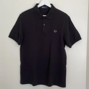 Fred Perry piké  - 100%bomull. Regular fit. Använd ett par gånger, toppskick! 