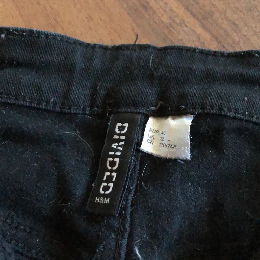 slitna svarta jeans, just nu lite håriga men det tas självklart bort innan dom säljs iväg. använda ganska mycket förut därför lite extra slitna vid slitningen. (jag hoppas man kan läsa av storleken på lappen). Jeans & Byxor.