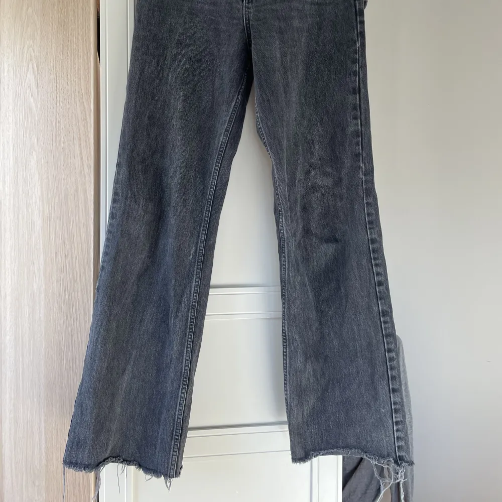 Raka högmidjade jeans fårn Gina i bra kvalité. . Jeans & Byxor.