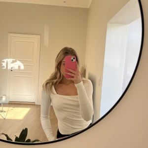 Tröja - Zara - Tröja från Zara som jag knappt använt. Köparen står för frakt💗