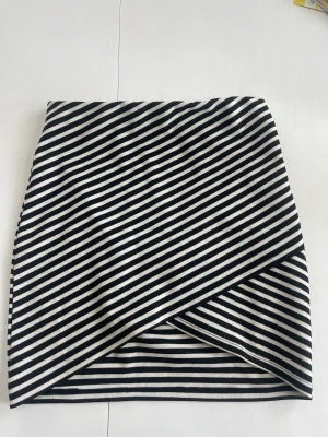 Kjol - Hej, säljer nu min kjol från Cubus i storlek 158-164