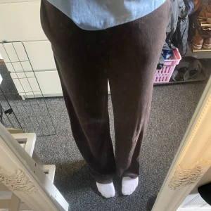 Mjukis  - Säljer dessa bruna högmidjade mjukis från bik bok, i storlek Xs, jag är ca 170cm och dom är lite långa på mig, säljer dom för 60kr 