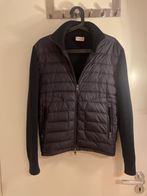 Monclear - Säljer nu min jättefina monclear cardigan.jackan är i väldigt fint skick(9/10) hör av er om eventuella frågor.