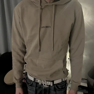 Les Deux  - Säljer min brors Les Deux hoodie, helt ny med prislapp, köpt för 999kr