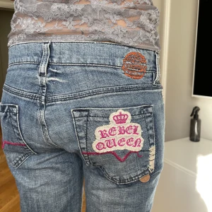 Skitcoola lågmidjade jeans☺️ - Snygga lågmidjade jeans med detaljer!!!😇 Modell 167  Innerbenslängd: 80  Midjemått: 38
