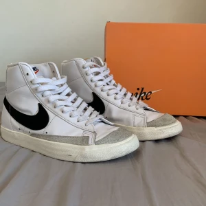 Nike blazers mid 77 - Säljer mina Nike skor då de är jag har växt ur dem för er tag sedan. Storleken är EUR 41. Har några skador. Kan ta närmare bilder. Originell låda finns.