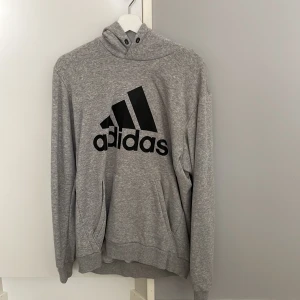 Adidas hoodie  - Grå Adidas hoodie i bra skick. Storlek L 