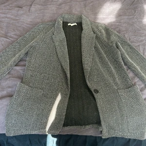 Blazer - Säljer nu denna snygga blazern i de lite grå/svarta färgerna, ritkigt snygg till ett par snygga jeans t.ex. 