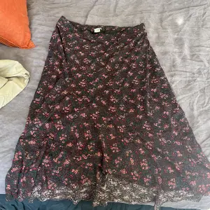 Säljer nu denna söta blommiga kjolen som är från Lindex i storlek L.