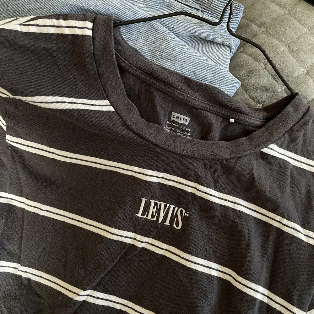 Grå och vit randig T-shorts från Levi’s.. T-shirts.