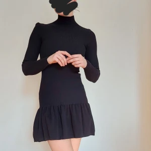 Stickad klänning  - Svart klänning med polokrage från Zara. Väldigt skön. 