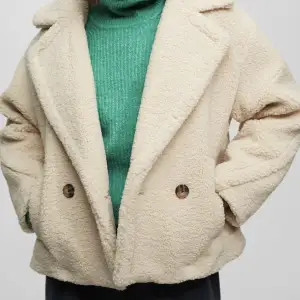 Beige teddyjacka från Pull & Bear. Endast använd 1 gång. Storlek 36⭐️ Köparen står för frakt🏡