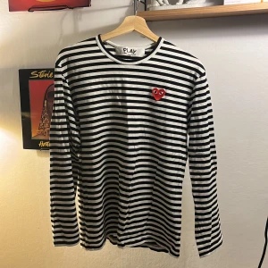 CDG-Tröja randig Large (small) - Storlek large men passar small pga CDGs storlekar.