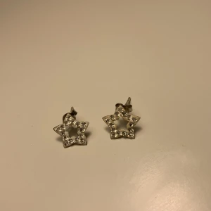 Stjärn öronhängen  - Stjärn formade öronhängen med diamanter i. Används aldrig längre. 
