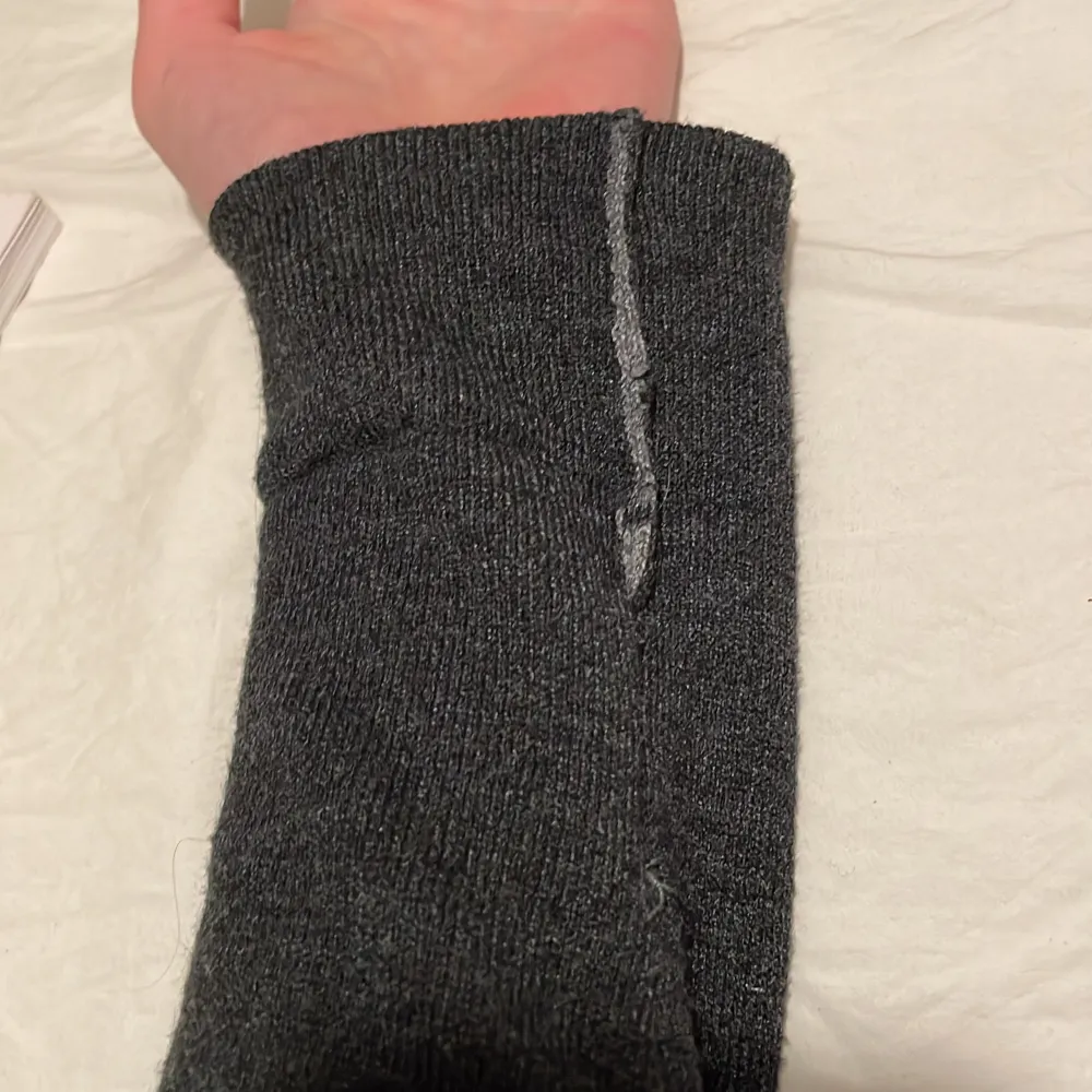 En svart/mörk grå sweatshirt som jag köpte från sellpy för ett tag sen men använder inte💕 Jag har klippt lite i armarna som man kan se på bild 2💕💕 . Hoodies.