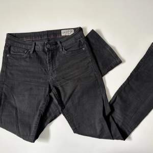 Svarta bootcut jeans. Knappt använda då de är för små för mig :))