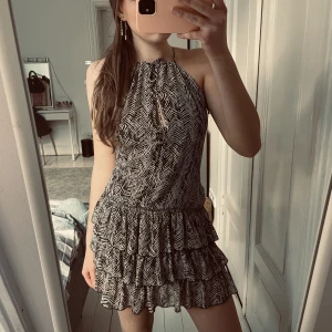 Klänning ifrån Zara - Snygg klänning ifrån Zara med coolt mönster. 