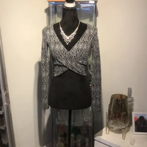 Fest tröja  - Aldrig använd, köpt på h&m minns dock inte för hur mycket jätte fin både på fest och vardag, storlek xs men passar över s