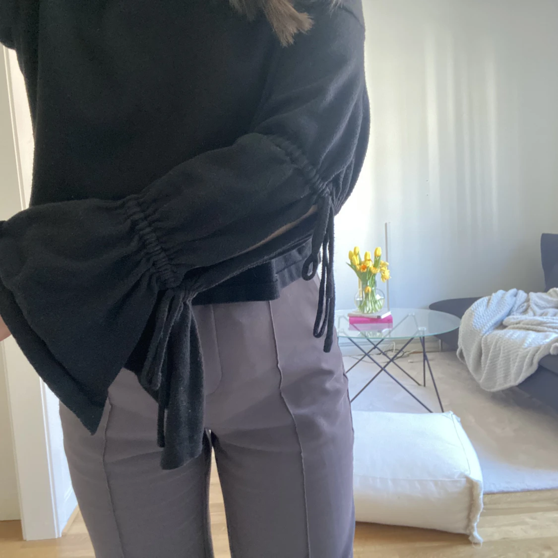 Svart tröja med knytdetaljer  - 91