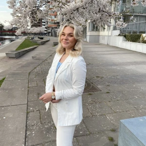 Linneblazer - Vit linneblazer från NA-KD. Finns inte kvar på hemsidan och är i gott skick då den inte kommer till användning. Nypris 799kr.