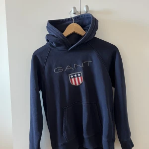 Gant hoddie - Mörkblå gant hoddie. Storlek 11-12 eller 146/152. Välanvänd men inte urtvättad eller sliten. För tjej och kille. 