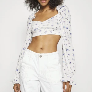 blommig topp 🌸🌼🌺🌻 - blommig topp från nelly, helt oanvänd då den var för liten ⚡️ jättefin till tex midsommar 😍 säljs för 100 kr