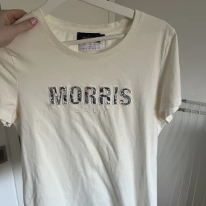 Morris t-shirt🤍 - Säljer en morris t-shirt, använd fåtal gånger.