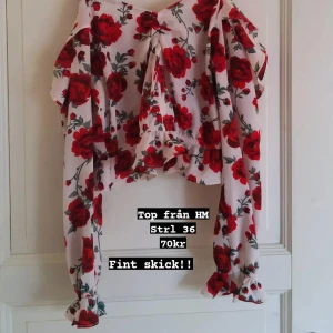 Sommartopp H&M blommor - Topp från HM med straps / remmar och blommigt mönster. Fint skick 