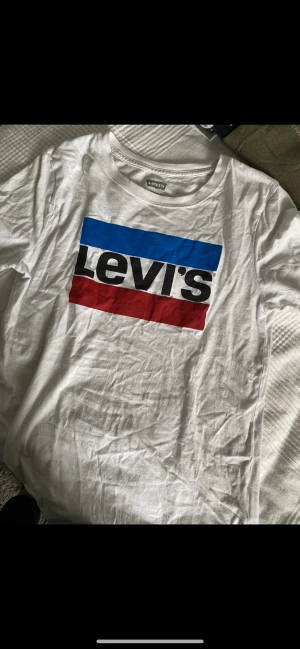 Ny Levis tröja  - Säljer den då ja råka ta bort lapparna innan sonen provat och den var för liten. Stl 176