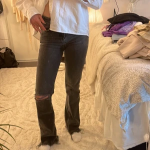 Jeans - Gråa jeans från Gina med hål på knät 💕