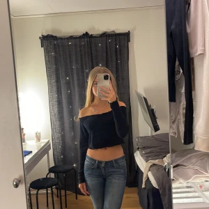 svart offshoulder tröja  - En svart jätte fin långärmad off shoulder tröja i storlek M men som funkar på mig också i Xs/S