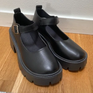 skor - gulliga skor som jag säljer för att den inte kommer till användning och att det inte e min stil längre😻