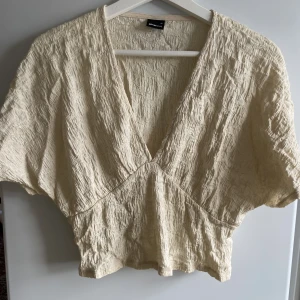 Topp - Fin topp från Gina Tricot. En krämvit / beige aktiv färg. Bra skick, storlek M.