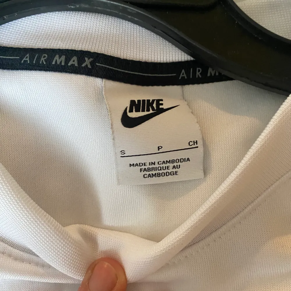 Nike Airmax sweatshirt i storlek S. Knappt använd och i väldigt bra skick. Köptes för 1000kr. Pris nu 600kr . Hoodies.