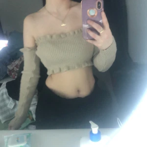 Topp - Croptop, beige/krämfägad, stickad material, jättefin på, jätteskön och stretchig material passar xs, s