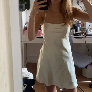 Silkesklänning - Fin sommarklänning med öppen rygg. Köpt för 380 och säljer för 250 (tillkommer frakt) då den endast används två gånger. Storlek xs passar även s, från Zara. Inga defekter. 