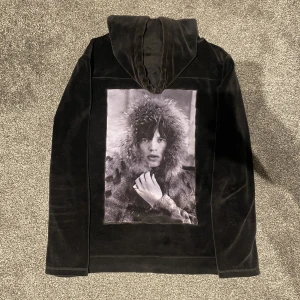 Limitato hoodie  - Limitato velour zip hoodie svart - Box, tags och certifikat fås med vid köp - Storlek M funkar för S/M - Skick 8/10 - 900 kr - Skicka meddelande för frågor etc 