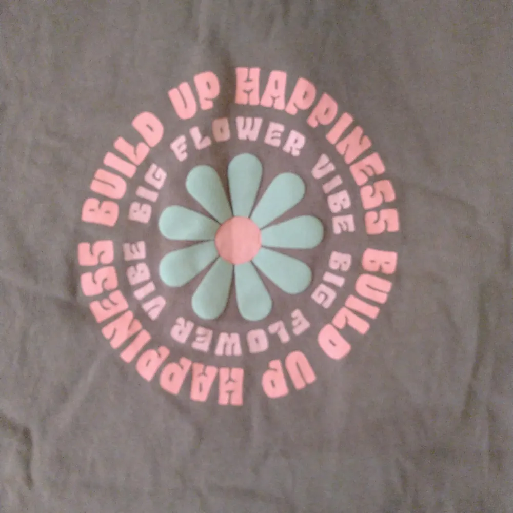 Fin hippie t-shirt från Pull & Bear, knappt använd och är i bra material, 3 för två på hela min shopp!. T-shirts.