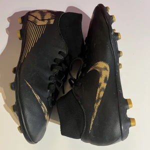 Använda Nike Mecurial fotbollsskor  - Ganska bra kondition lite slitna här och där, jag har försökt att tvätta så gott det går. Inga hål eller avslitna dobbar. Storlek 39 men går med 40.