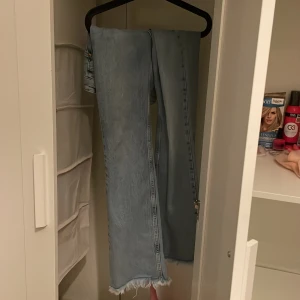 Jeans - Jättefina  jeans från ginatricot, säljer då dom är för långa för mig. Dom är väldigt fina och passar till  varje årstid typ. Använda Max 2 ggr så dom är i väldigt fint skick. Skriv för fler bilder eller om du har frågor ❤️❤️❤️