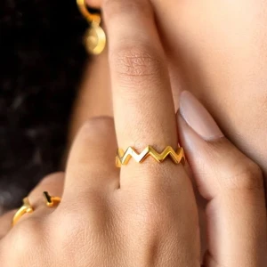 Syster P ring  - Säljer helt onandvänd ring från syster P, skulle lämna tillbaka med hittar Tyvär inte kvittot! 💕