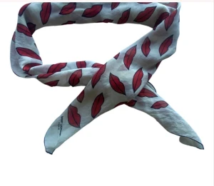 Saint Laurent scarf  - Perfekfa assoearen! I silke, i använt skick