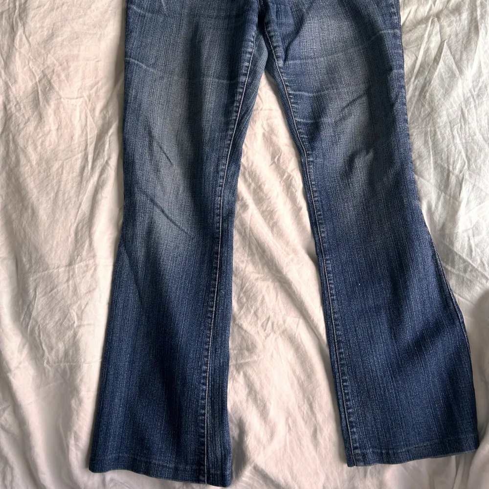 Säljer dessa lågmidjade jeans. De är för korta för mig som är 173, skulle nog passa någon som är runt 160☀️ Midjemått 84 ☀️. Jeans & Byxor.