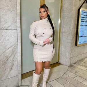 Klännig  - Hej jag säljer denna klänningen som jag köpte från influensern Denice Melin den är använd fåtal gånger och är jätte fin säljer den för att den var för liten på mig 